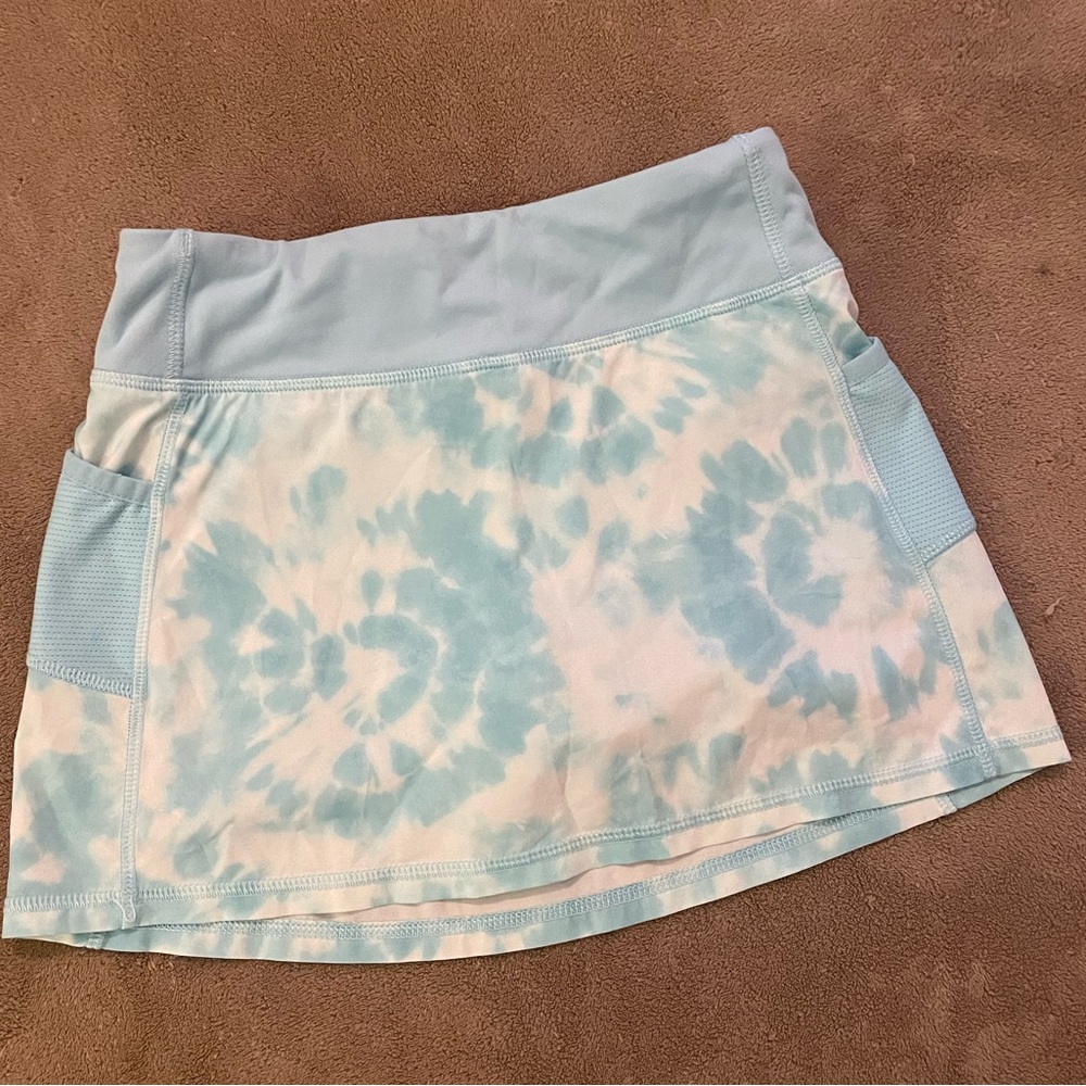Athleta Girl blue and white tie-dyed Tennis Skirt. EUC. Size 8-10.